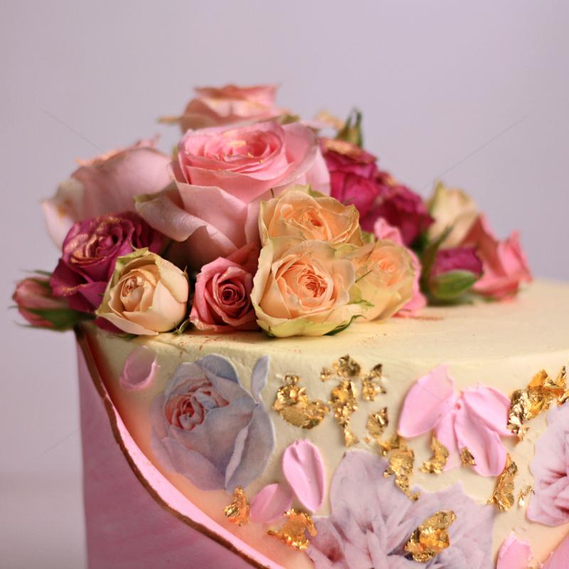 Tort elegant  cu trandafiri natural 
