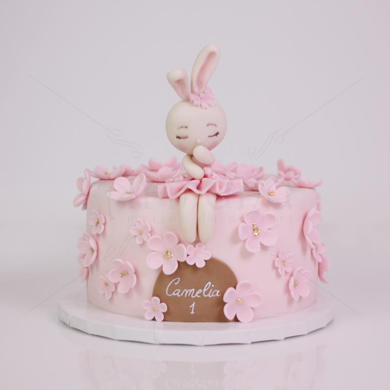Tort Aniversar cu Iepuras si Flori Roz
