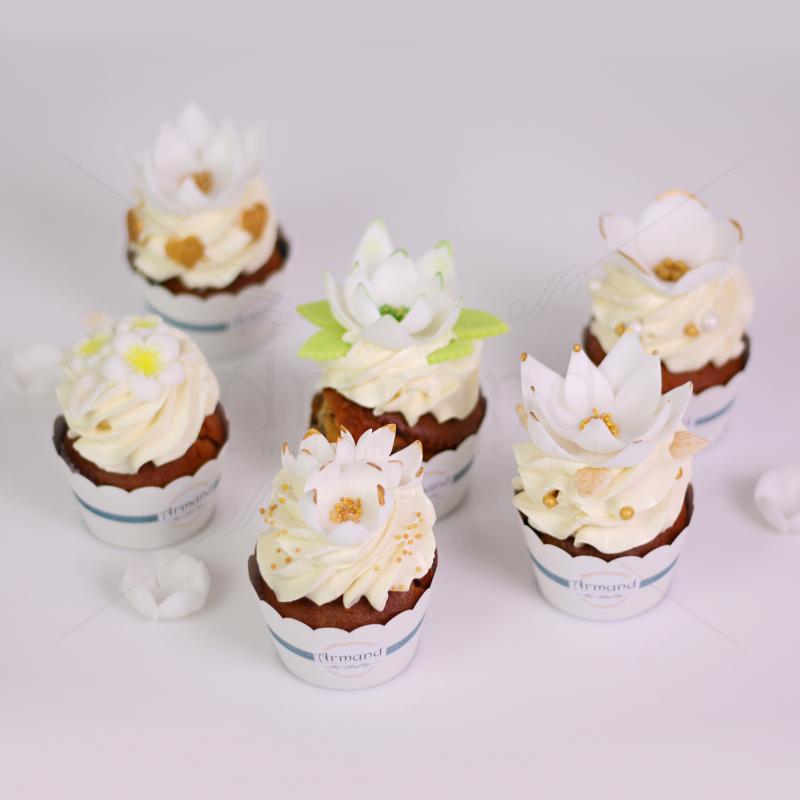 Coletie Frosting Cupcake Ivory  & Gold Simphony