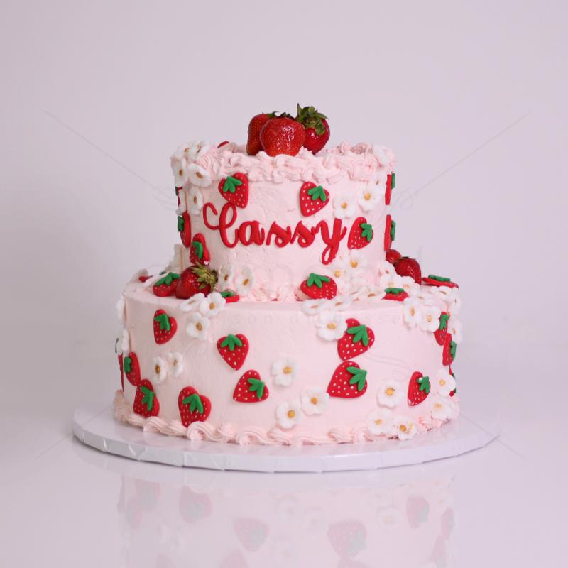 Tort „Cassy” Cu Capsuni si Flori Delicate