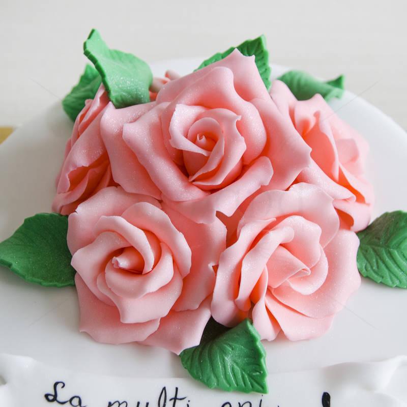 Tort Alb cu trandafiri roz