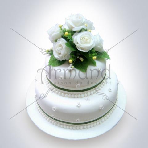Tort Elegant cu trandafiri albi naturali