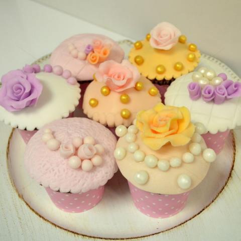 Cupcakes colorate cu floricele si perle