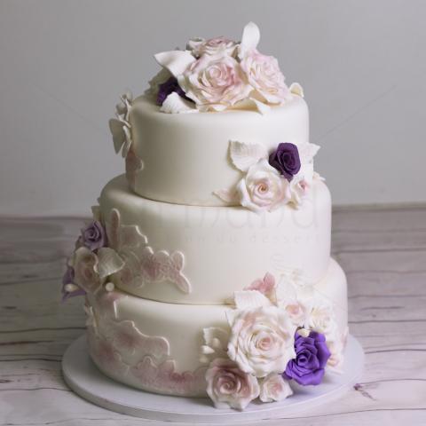 Tort nunta cu trandafiri albi si mov