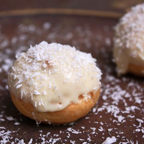 Mini choux cu crema cocos