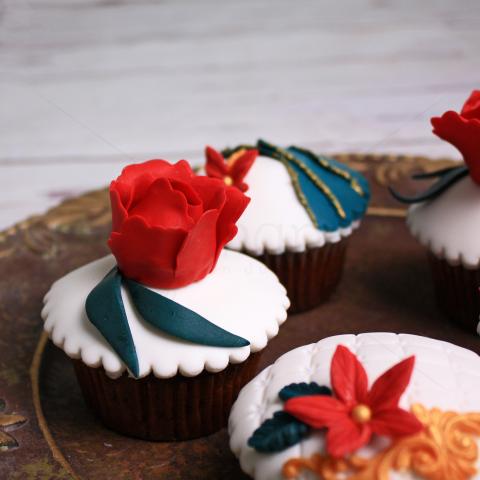 Colectie cupcake bujori si flori rosii