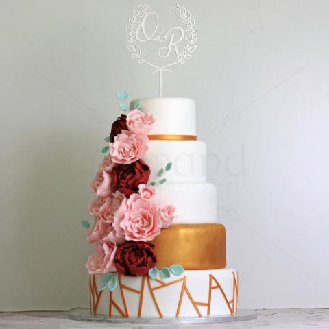 Tort de nunta modern alb cu auriu si flori roz si grena
