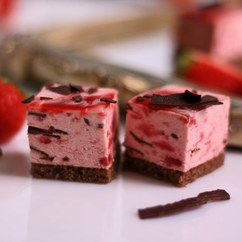 Mini mousse capsuni cu ciocolata neagra