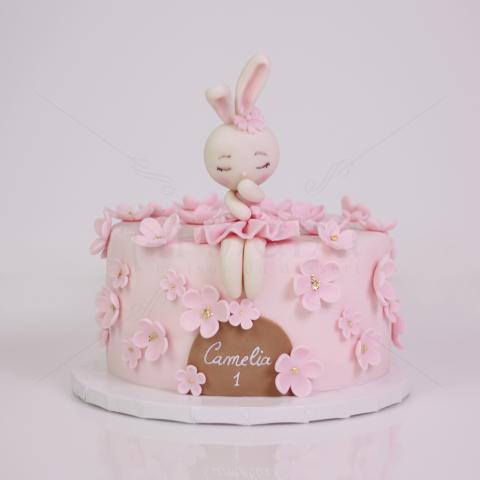 Tort Aniversar cu Iepuras si Flori Roz