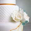 Tort nunta cu flori albe si detalii aurii-2
