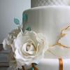Tort nunta cu flori albe si detalii aurii-5