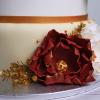 Tort nunta auriu cu flori albe si grena-3