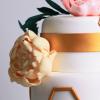 Tort de nunta cu flori pastelate si elemente aurii moderne-4