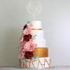 Tort de nunta modern alb cu auriu si flori roz si grena-1