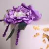 Tort de nunta cu flori lila si foita aur -2