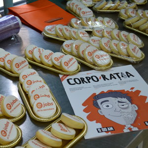 Cateva mii de biscuiti personalizati